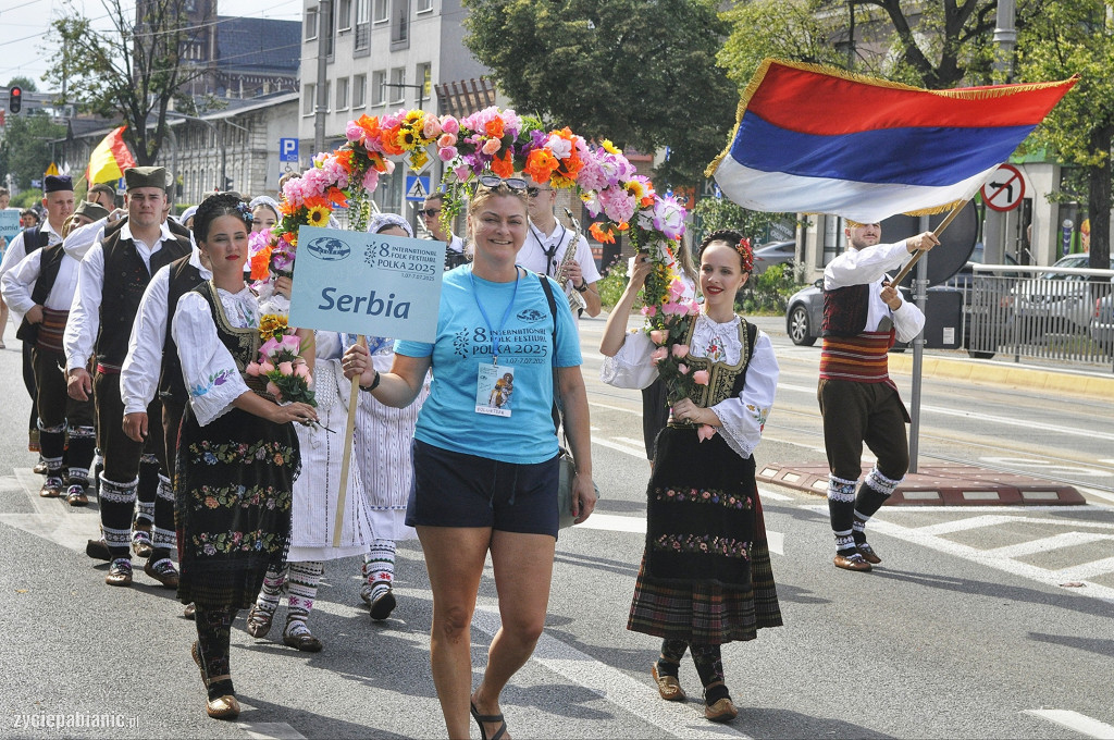 Roztańczona parada przeszła przez miasto [FOTO]