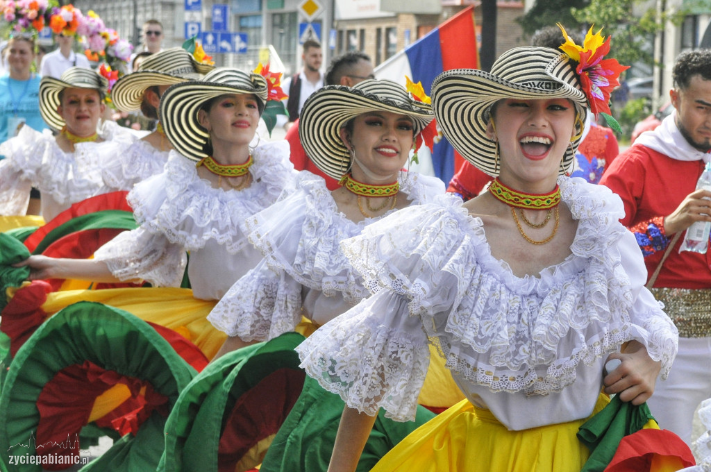 Roztańczona parada przeszła przez miasto [FOTO]