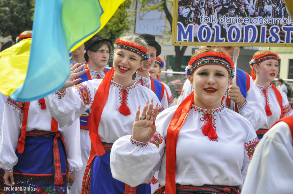 Roztańczona parada przeszła przez miasto [FOTO]
