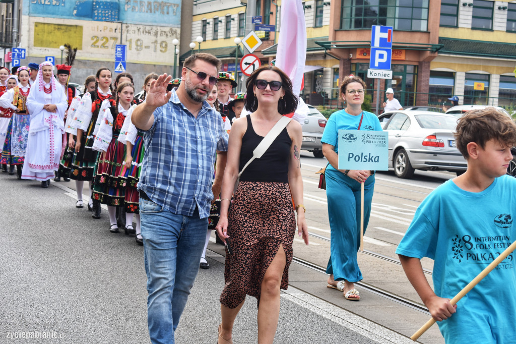 Roztańczona parada przeszła przez miasto [FOTO]