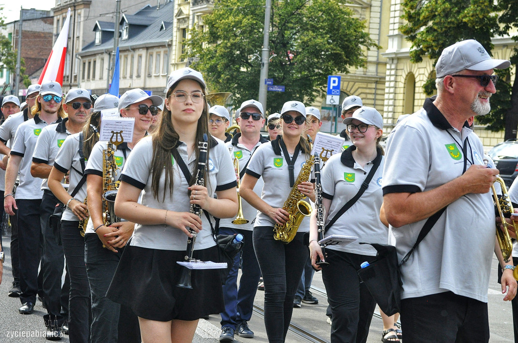 Roztańczona parada przeszła przez miasto [FOTO]