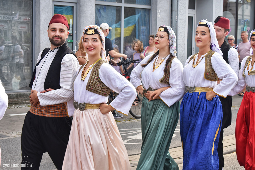 Roztańczona parada przeszła przez miasto [FOTO]