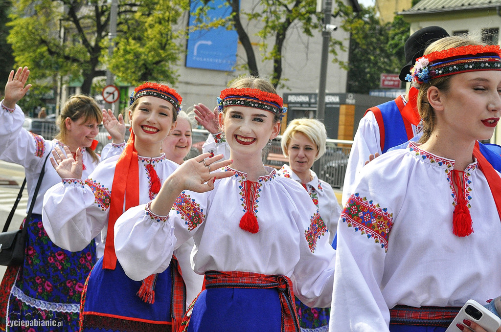 Roztańczona parada przeszła przez miasto [FOTO]
