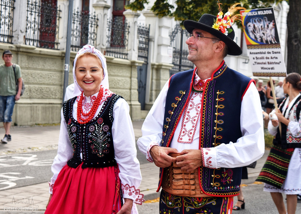 Roztańczona parada przeszła przez miasto [FOTO]