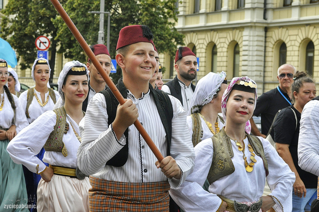 Roztańczona parada przeszła przez miasto [FOTO]