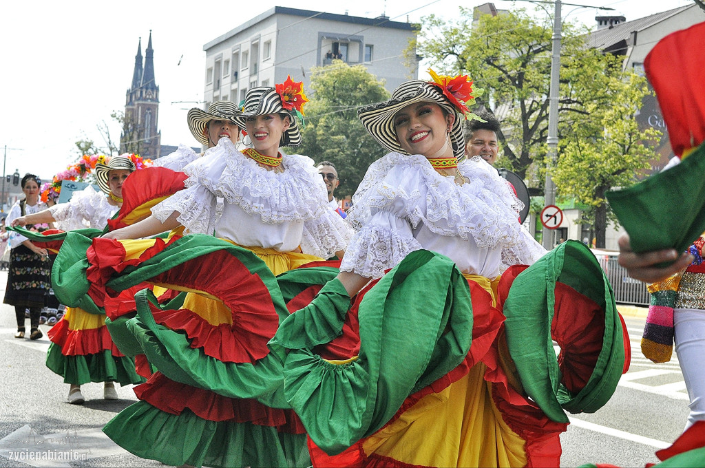 Roztańczona parada przeszła przez miasto [FOTO]