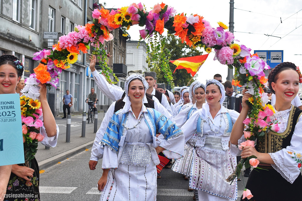 Roztańczona parada przeszła przez miasto [FOTO]