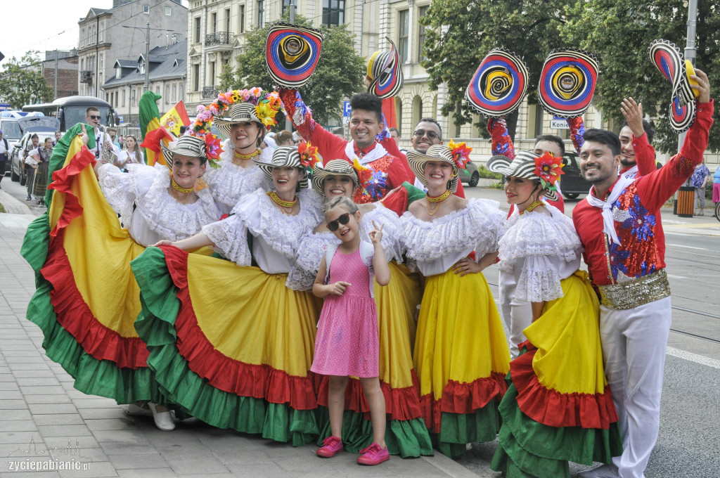 Roztańczona parada przeszła przez miasto [FOTO]