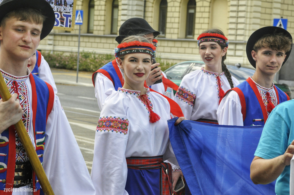 Roztańczona parada przeszła przez miasto [FOTO]