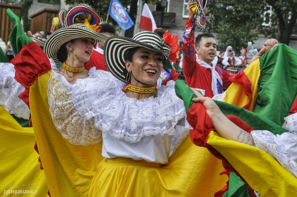 Roztańczona parada przeszła przez miasto [FOTO]