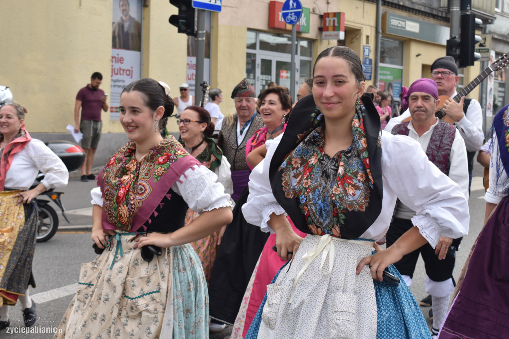 Roztańczona parada przeszła przez miasto [FOTO]