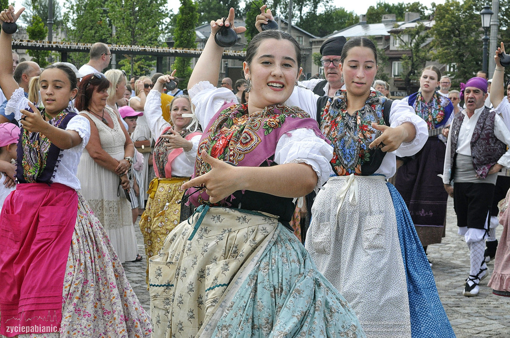 Roztańczona parada przeszła przez miasto [FOTO]