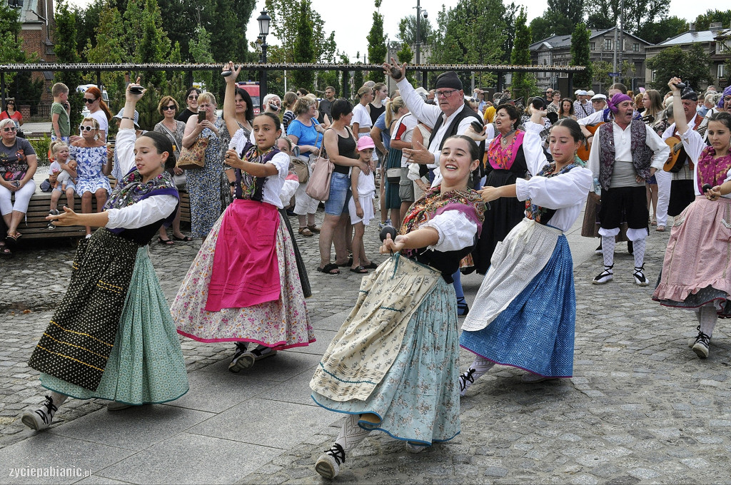 Roztańczona parada przeszła przez miasto [FOTO]