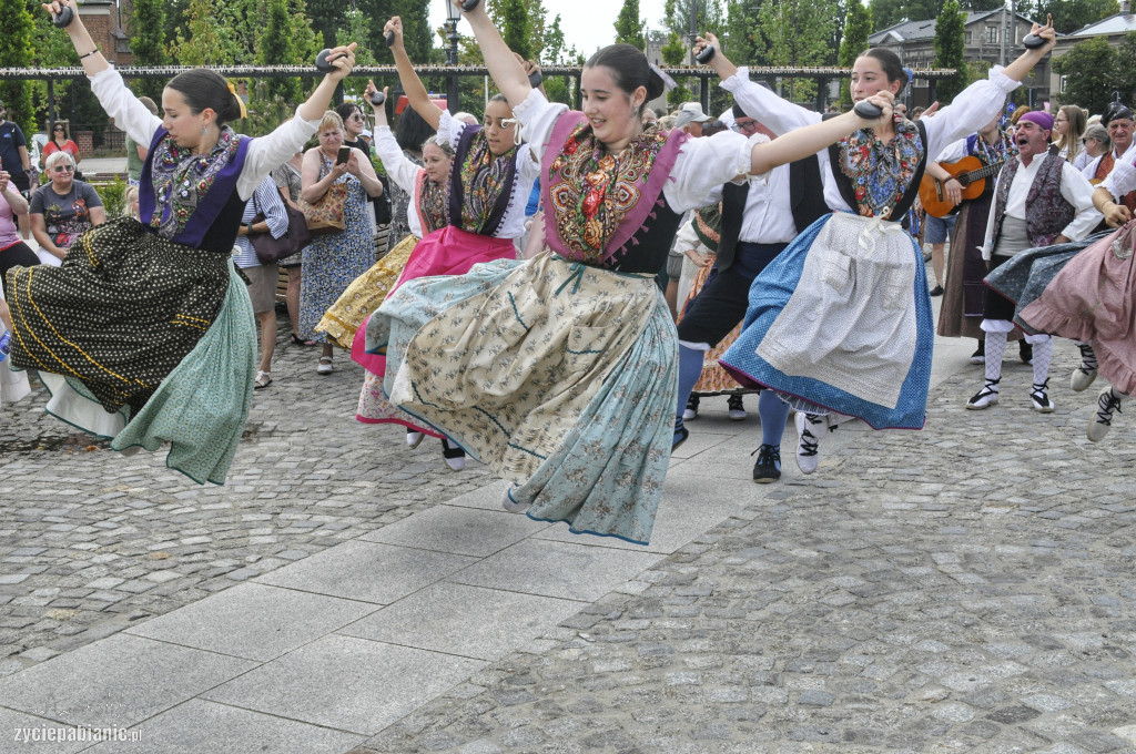 Roztańczona parada przeszła przez miasto [FOTO]