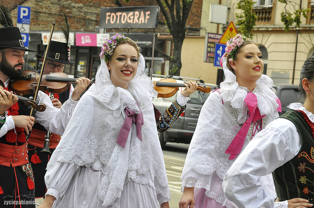 Roztańczona parada przeszła przez miasto [FOTO]