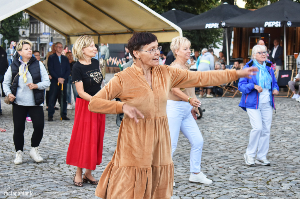 Dancing Międzypokoleniowy na Starym Rynku