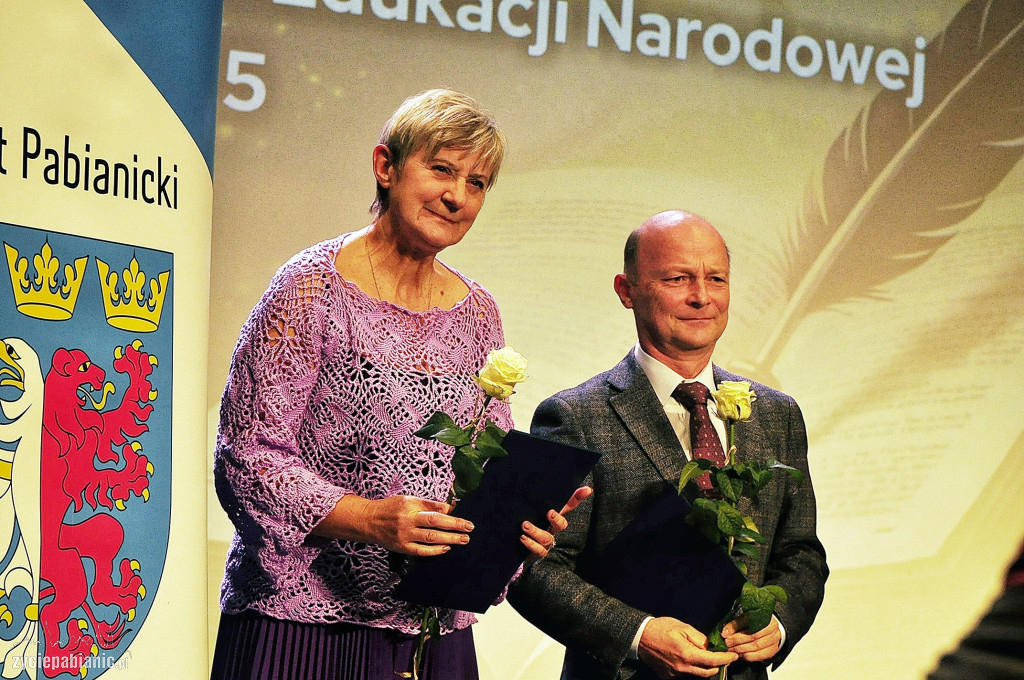 Nauczyciele i dyrektorzy z nagrodami starosty