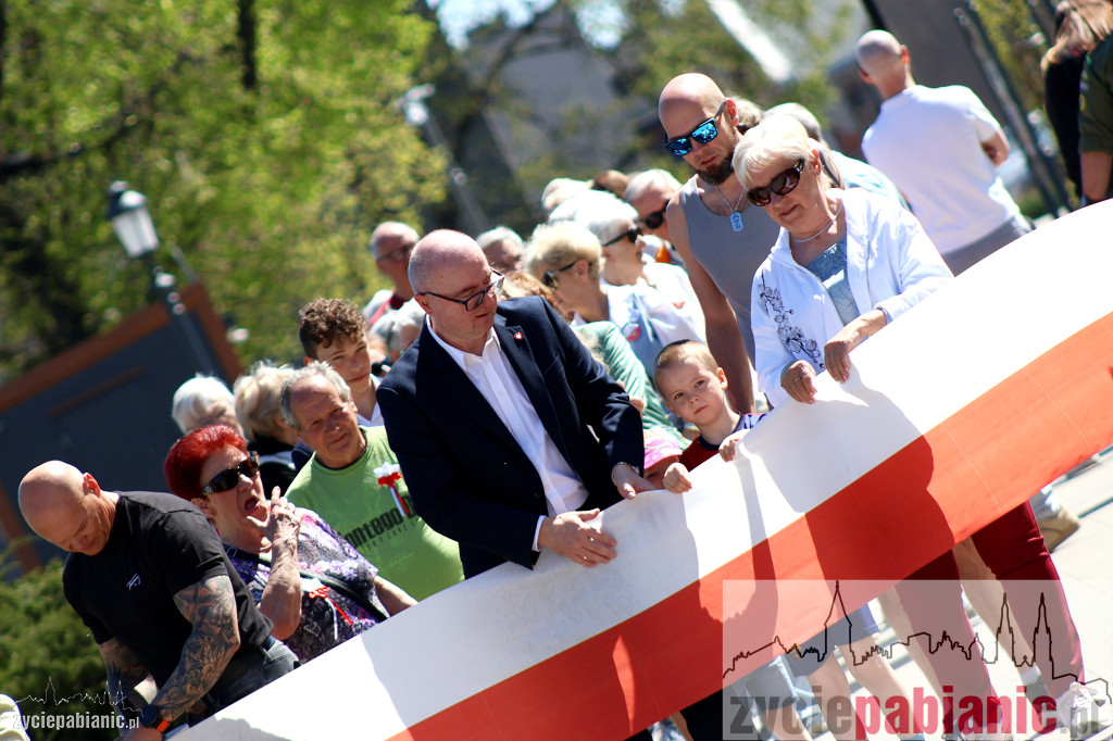 Ponad 300-metrowa biało-czerwona przy Zamkowej