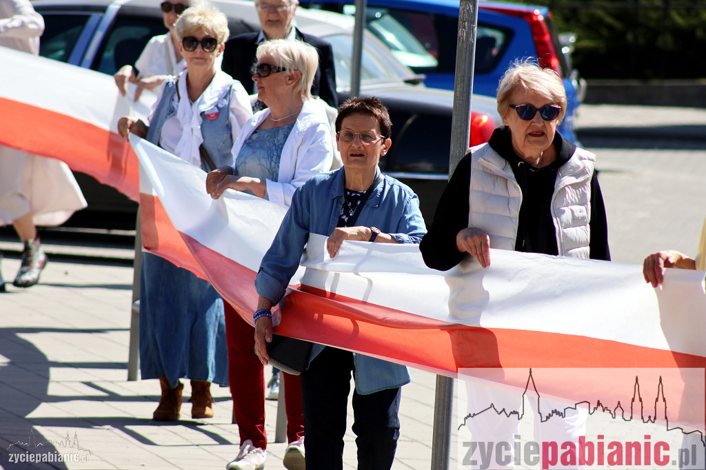 Ponad 300-metrowa biało-czerwona przy Zamkowej