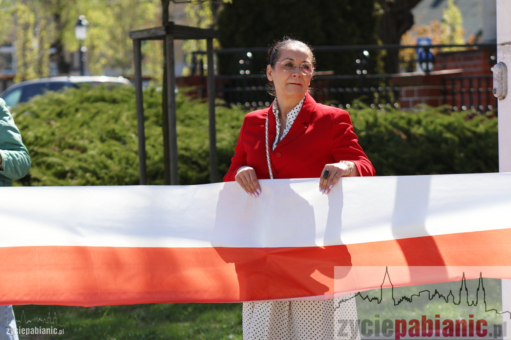 Ponad 300-metrowa biało-czerwona przy Zamkowej