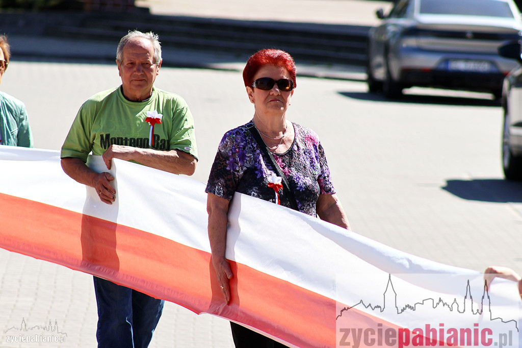 Ponad 300-metrowa biało-czerwona przy Zamkowej