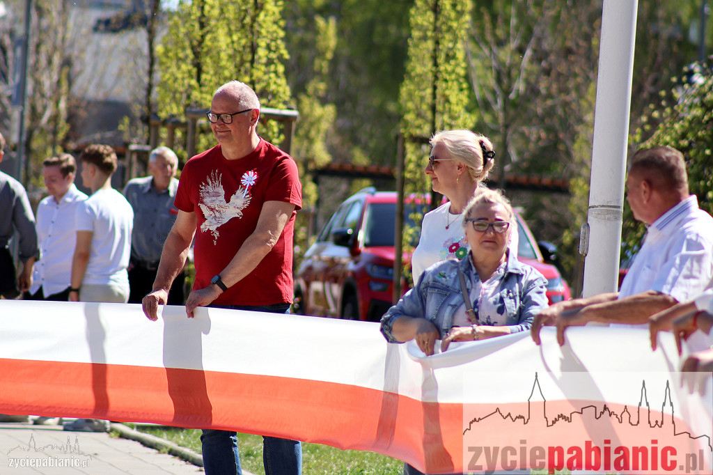 Ponad 300-metrowa biało-czerwona przy Zamkowej