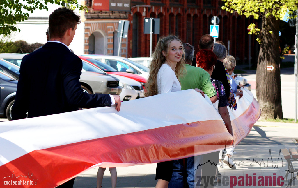 Ponad 300-metrowa biało-czerwona przy Zamkowej