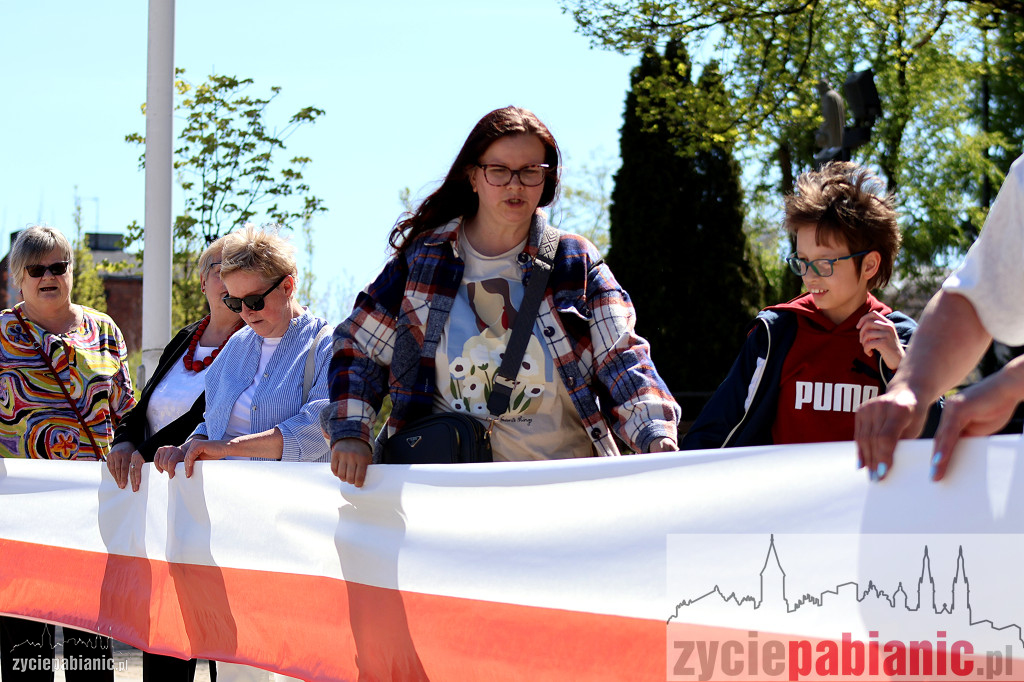 Ponad 300-metrowa biało-czerwona przy Zamkowej