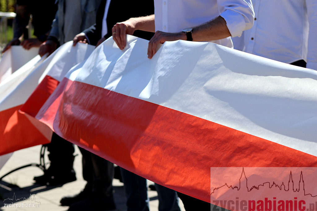 Ponad 300-metrowa biało-czerwona przy Zamkowej