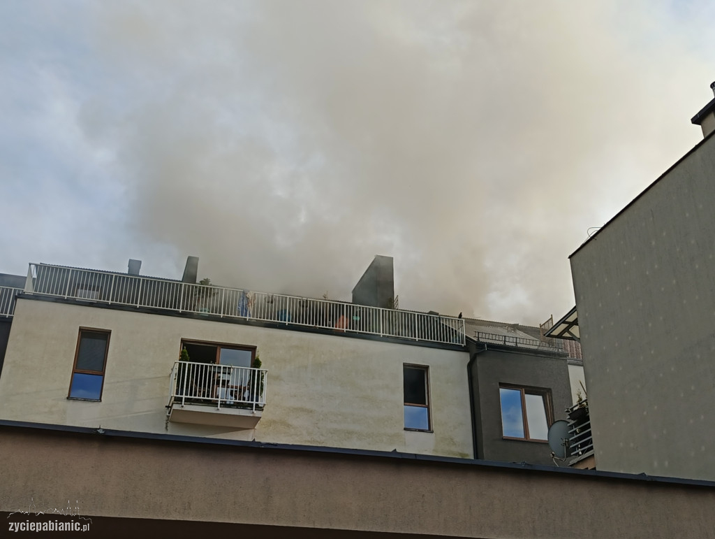 Pożar apartamentowca w centrum Pabianic