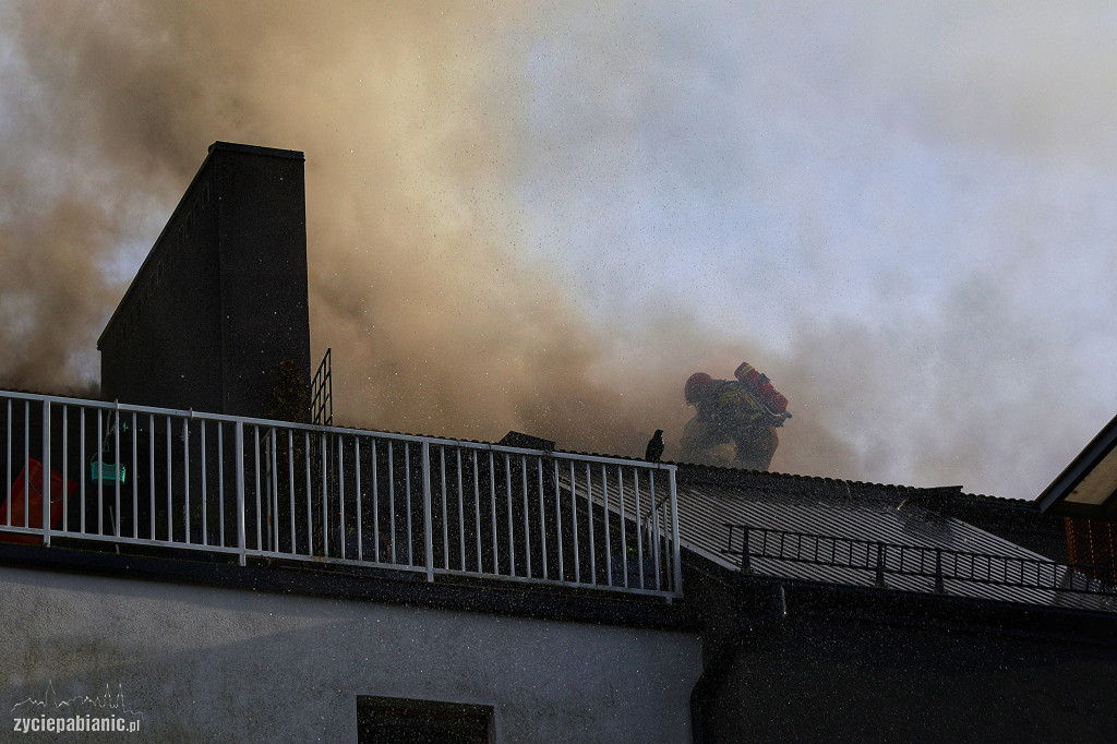 Pożar apartamentowca w centrum Pabianic