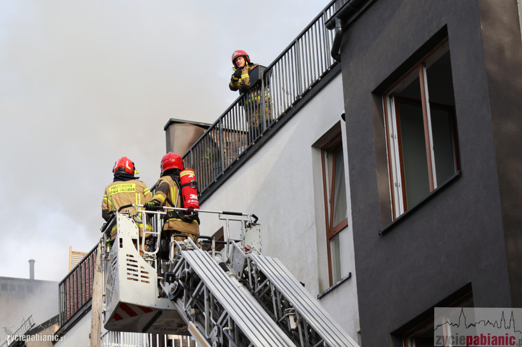 Pożar apartamentowca w centrum Pabianic