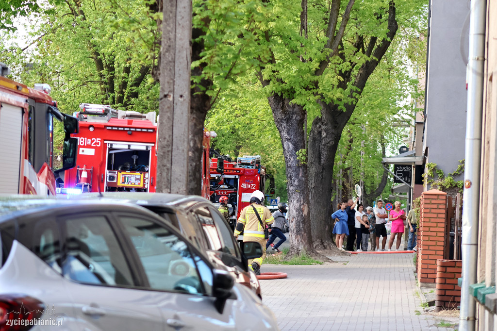 Pożar apartamentowca w centrum Pabianic