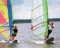 - Windsurfing fascynuje nas niesamowitymi prędkościami i tą wspaniałą lekkością, z jaką przemieszczamy się po tafli wody - mówi Bartek Brożek