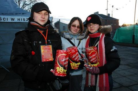 Blisko 120 wolontariuszy z Pabianic zbiera dziś pieniądze dla Wielkiej Orkiestry Świątecznej Pomocy. Wszyscy mają specjalne puszki i certyfikaty.