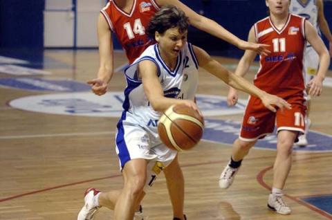 Koszykarki Hartmanna Pabianice pokonały Widzew Łódź 59:51 w rewanżowym meczu pierwszej fazy play off. Najskuteczniejsza była Joanna Bogacka, która zdobyła 20 punktów.