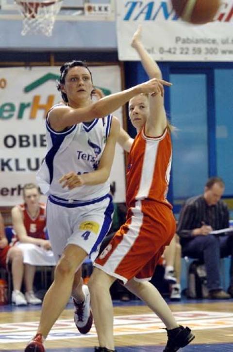 Koszykarki Hartmanna Pabianice pokonały Widzew Łódź 59:51 w rewanżowym meczu pierwszej fazy play off. Najskuteczniejsza była Joanna Bogacka, która zdobyła 20 punktów.