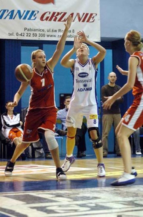 Koszykarki Hartmanna Pabianice pokonały Widzew Łódź 59:51 w rewanżowym meczu pierwszej fazy play off. Najskuteczniejsza była Joanna Bogacka, która zdobyła 20 punktów.