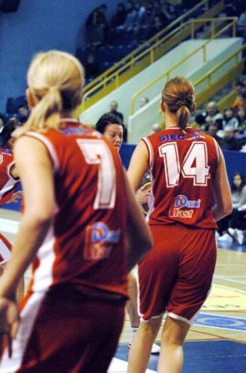 Koszykarki Hartmanna Pabianice pokonały Widzew Łódź 59:51 w rewanżowym meczu pierwszej fazy play off. Najskuteczniejsza była Joanna Bogacka, która zdobyła 20 punktów.