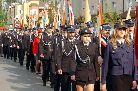 Kilkuset strażaków ochotników przemaszerowało ul. Wajsówny z okazji dnia św. Floriana, patrona strażaków.