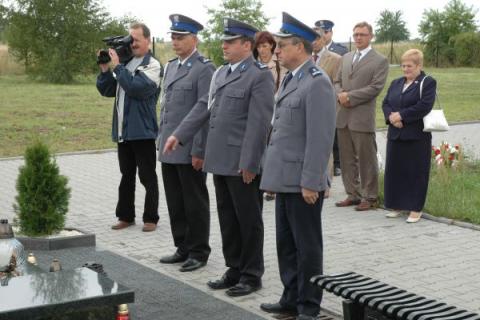 <p>W czwartek o godz. 9.00 policjanci rozpoczęli święto policji w Pabianicach od złożenia kwiat&oacute;w na grobach tragicznie zmarłych policjant&oacute;w: Andrzeja Werstaka, Marka Lechowskiego i Stanisława Malinowskiego</p>