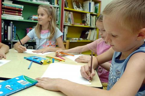 <p>Miejska Biblioteka Publiczna przygotowała szereg atrakcji dla dzieci spędzających wakacje w mieście. Jest Internet, gry i r&oacute;żnego rodzaju konkursy.</p>