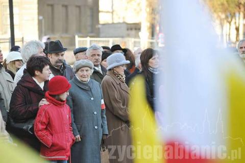 <p>Kilkuset pabianiczan uczciło Święto Niepodległości przed pomnikiem Legionisty</p>