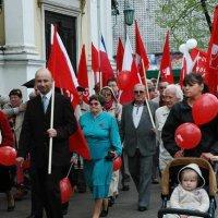 Prawie 200 osób z orkiestrą przeszło w pochodzie pierwszomajowym ulicą Zamkową na Stary Rynek. Wiec odbył się przed pomnikiem. Później pabianickie organizacje lewicowe (SLD, PPS, Racja Polskiej Lewicy, Federacja Młodych Socjaldemokratów) podpisały porozum