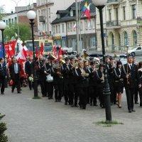 Prawie 200 osób z orkiestrą przeszło w pochodzie pierwszomajowym ulicą Zamkową na Stary Rynek. Wiec odbył się przed pomnikiem. Później pabianickie organizacje lewicowe (SLD, PPS, Racja Polskiej Lewicy, Federacja Młodych Socjaldemokratów) podpisały porozum