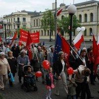 Prawie 200 osób z orkiestrą przeszło w pochodzie pierwszomajowym ulicą Zamkową na Stary Rynek. Wiec odbył się przed pomnikiem. Później pabianickie organizacje lewicowe (SLD, PPS, Racja Polskiej Lewicy, Federacja Młodych Socjaldemokratów) podpisały porozum