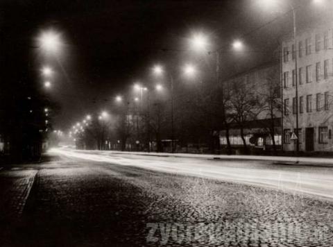 Ul. Zamkowa nocą. Rok 1989. Fot. Tadeusz Pawlak