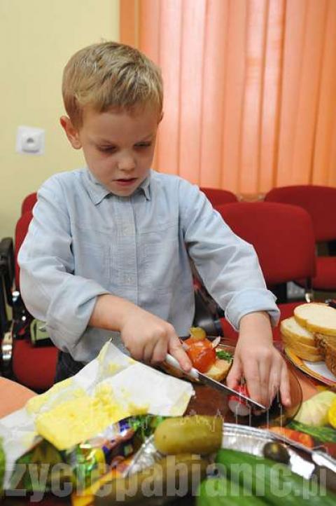 Przedszkolaki z Pabianic robiły kanapki, soki i sałatki owocowe na zajęciach w kuchni.