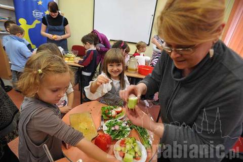 Przedszkolaki z Pabianic robiły kanapki, soki i sałatki owocowe na zajęciach w kuchni.