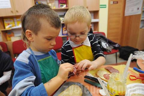 Przedszkolaki z Pabianic robiły kanapki, soki i sałatki owocowe na zajęciach w kuchni.